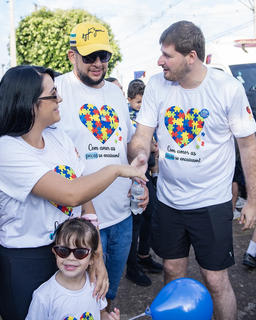 Prefeito de Patrocínio Paulista cumprimentando uma família na Caminhada da Inclusão