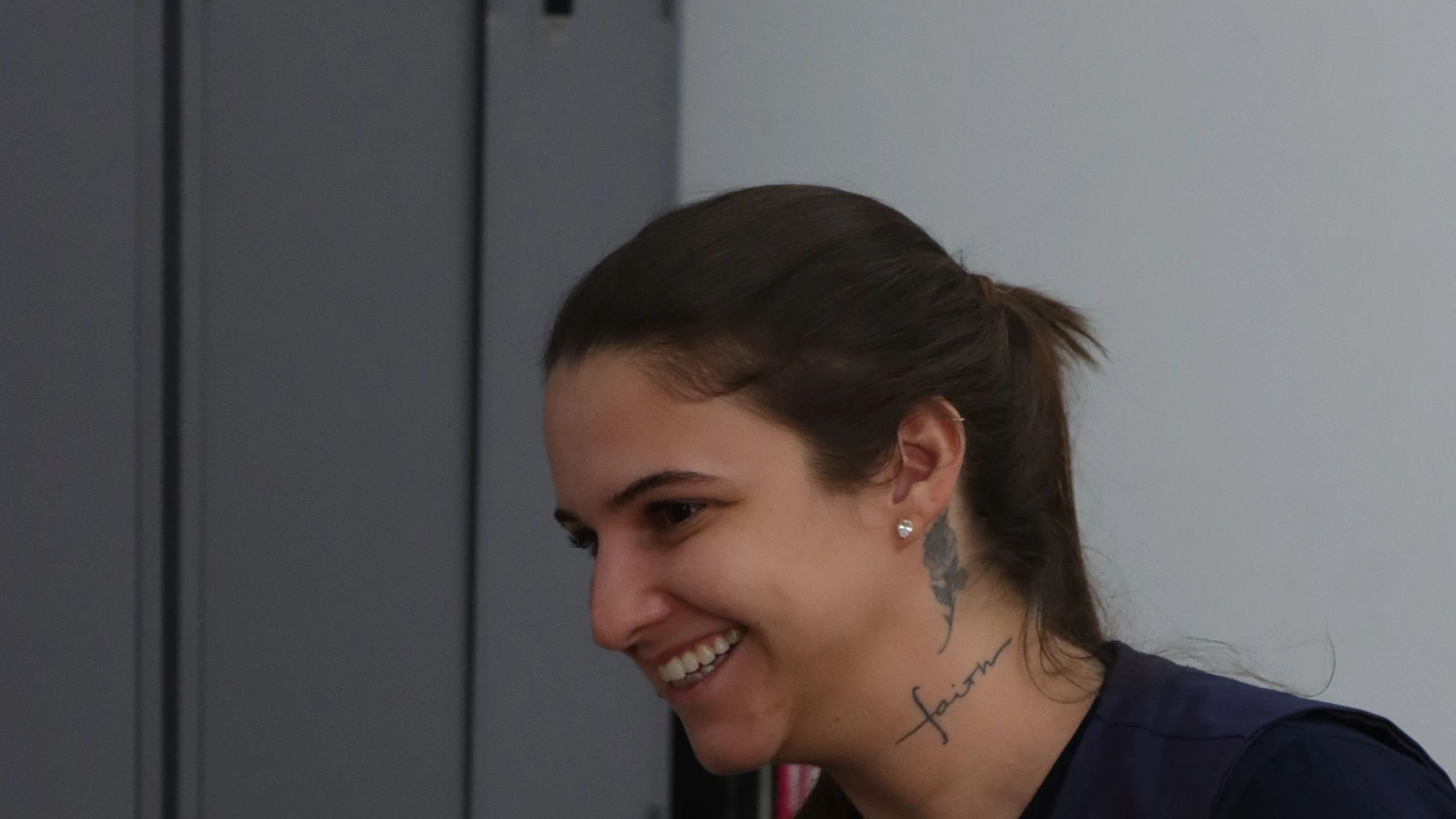 Profissional da APAE sorrindo durante atividade de leitura
